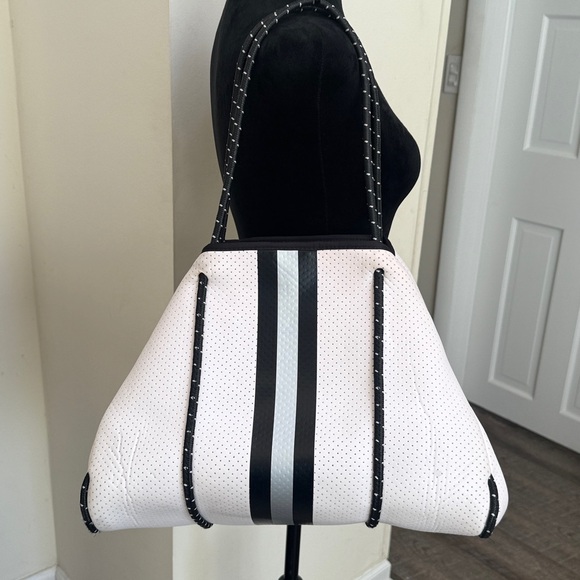 HAUTE SHORE Handbags - Haute Shore Greyson White Tote